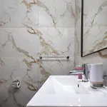 Luxury W/ Side Seaviews And Pool, Location Appartement