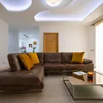 Luxury W/ Side Seaviews And Pool, Location Apartmán