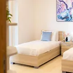 Luxury W/ Side Seaviews And Pool, Location Apartmán