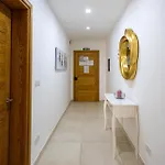 Luxury W/ Side Seaviews And Pool, Location Appartement