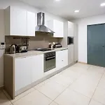 Luxury W/ Side Seaviews And Pool, Location Appartement Sliema
