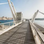 Luxury W/ Side Seaviews And Pool, Location Apartmán Sliema