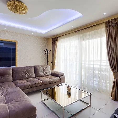 Luxury W/ Side Seaviews And Pool, Location