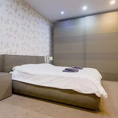 Luxury W/ Side Seaviews And Pool, Location