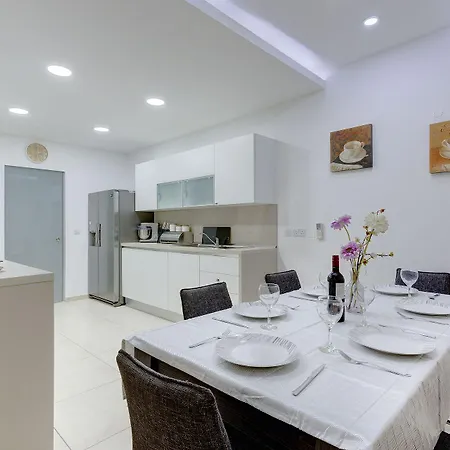 Apartment Luxury W/ Side Seaviews And Pool, Location *