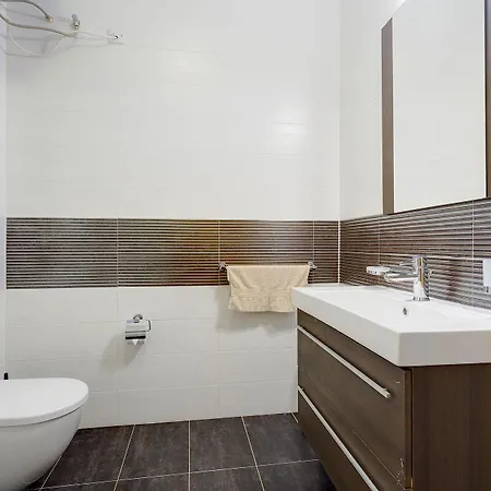 Luxury W/ Side Seaviews And Pool, Location *