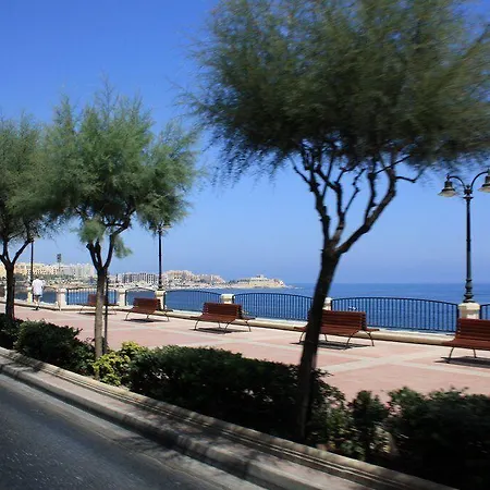 Luxury W/ Side Seaviews And Pool, Location Appartement Sliema
