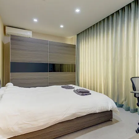 Luxury W/ Side Seaviews And Pool, Location Appartement Sliema