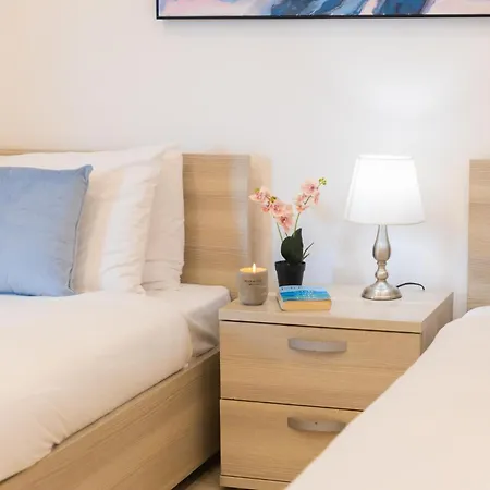 아파트 Luxury W/ Side Seaviews And Pool, Location *