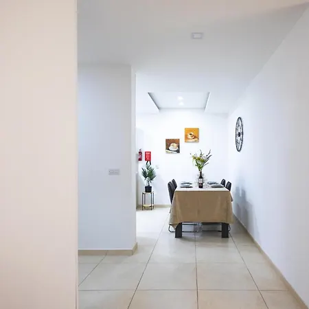 Apartament Luxury W/ Side Seaviews And Pool, Location