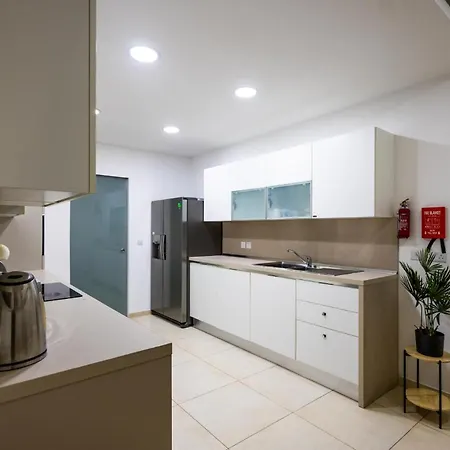 Luxury W/ Side Seaviews And Pool, Location Apartament *