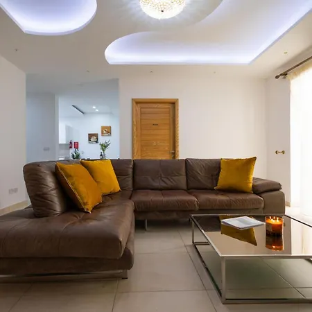 Luxury W/ Side Seaviews And Pool, Location Apartament