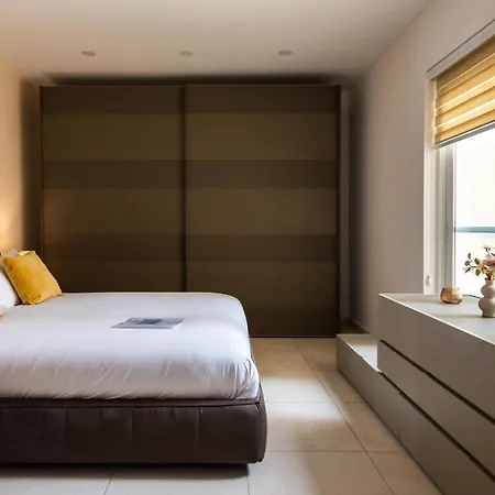 Luxury W/ Side Seaviews And Pool, Location Sliema