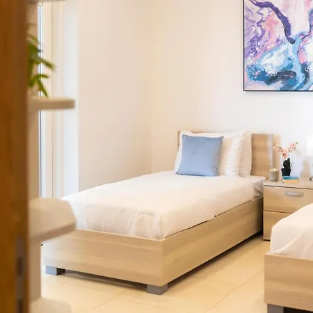 Luxury W/ Side Seaviews And Pool, Location Apartament