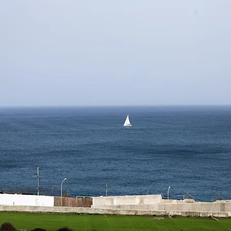 Luxury W/ Side Seaviews And Pool, Location