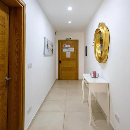 Luxury W/ Side Seaviews And Pool, Location Apartament