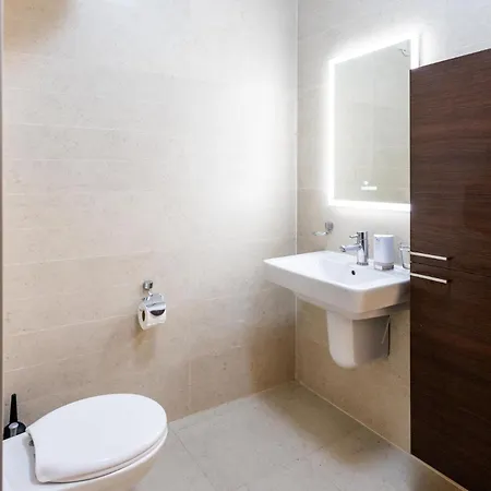 Luxury W/ Side Seaviews And Pool, Location