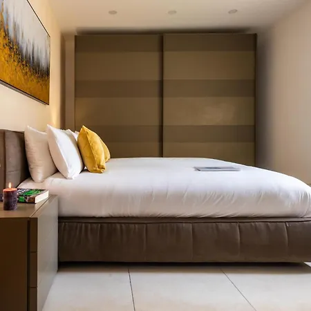 Luxury W/ Side Seaviews And Pool, Location Apartament