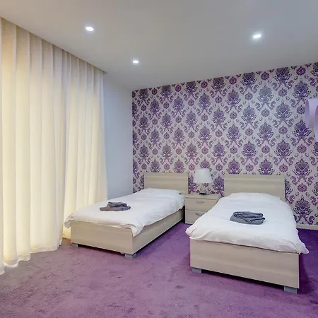Luxury W/ Side Seaviews And Pool, Location *