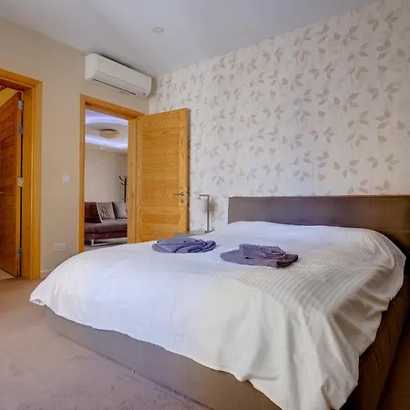 Luxury W/ Side Seaviews And Pool, Location Apartman *