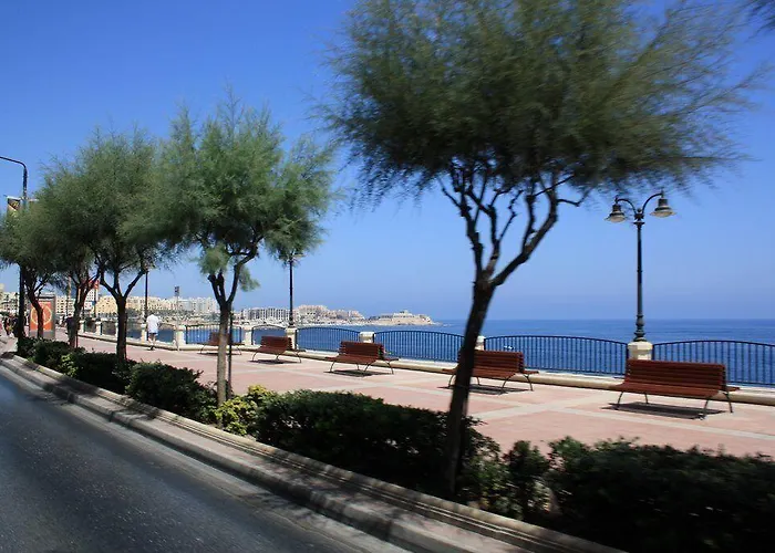 Luxury W/ Side Seaviews And Pool, Location Appartement Sliema