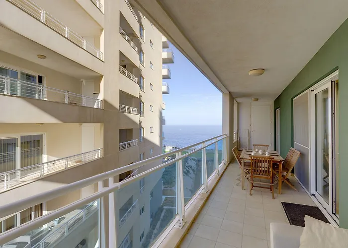 Luxury W/ Side Seaviews And Pool, Location 아파트 슬리에마