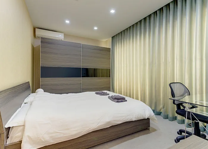 Luxury W/ Side Seaviews And Pool, Location 아파트 슬리에마