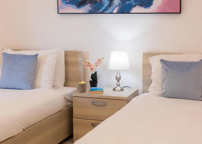 Luxury W/ Side Seaviews And Pool, Location *