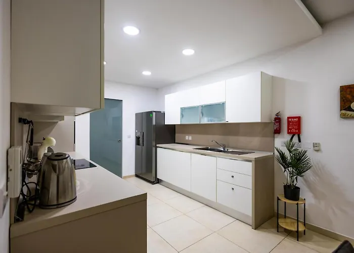 Luxury W/ Side Seaviews And Pool, Location 아파트 *