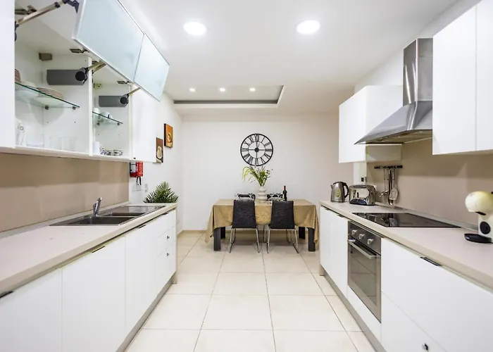 아파트 Luxury W/ Side Seaviews And Pool, Location *