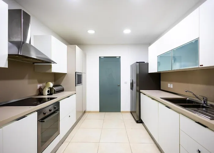 Luxury W/ Side Seaviews And Pool, Location 슬리에마