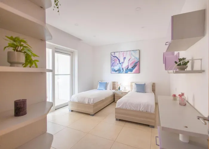 Luxury W/ Side Seaviews And Pool, Location * Sliema