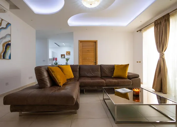 Luxury W/ Side Seaviews And Pool, Location 아파트