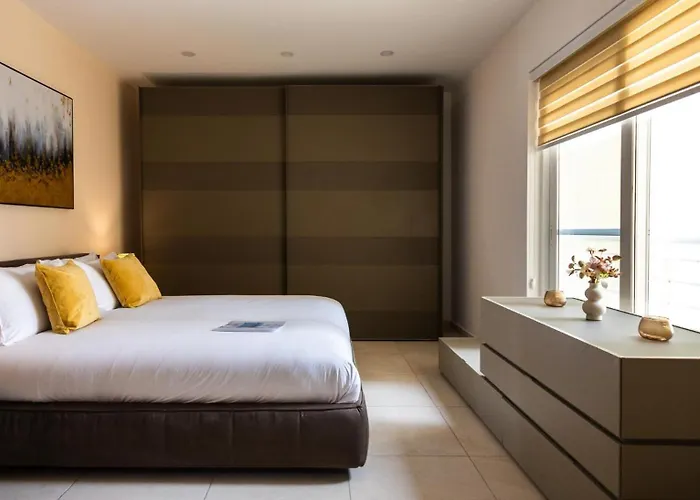 Luxury W/ Side Seaviews And Pool, Location 슬리에마