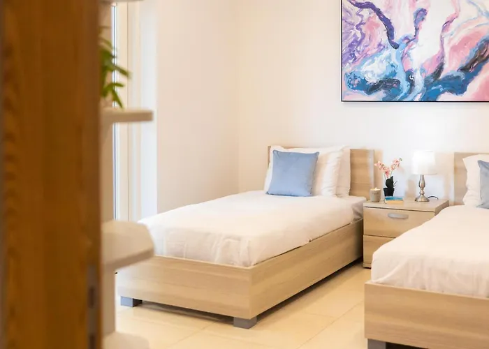 Luxury W/ Side Seaviews And Pool, Location 아파트