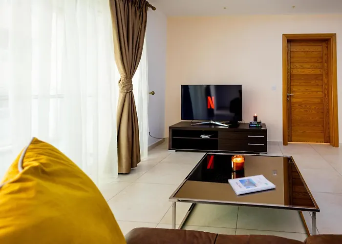 아파트 Luxury W/ Side Seaviews And Pool, Location 슬리에마