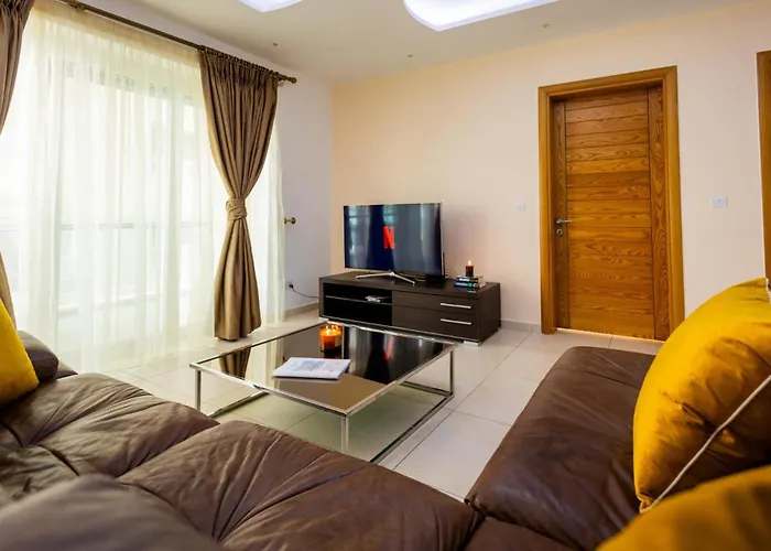 Luxury W/ Side Seaviews And Pool, Location 슬리에마