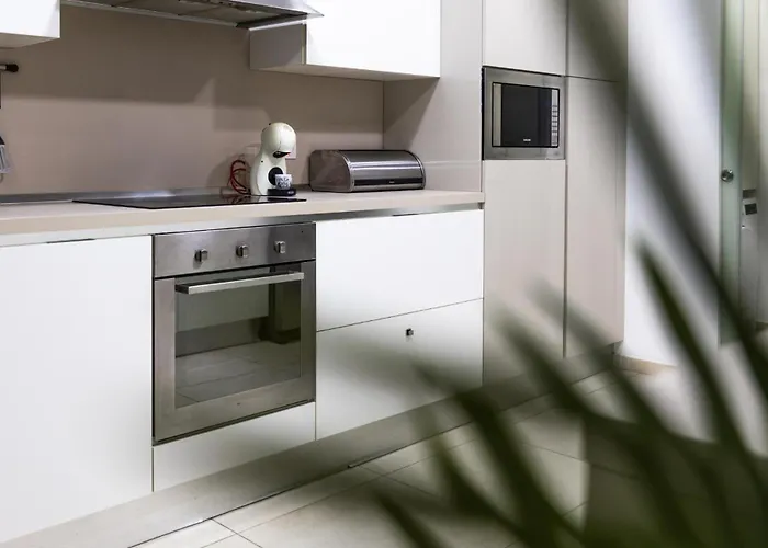 Luxury W/ Side Seaviews And Pool, Location