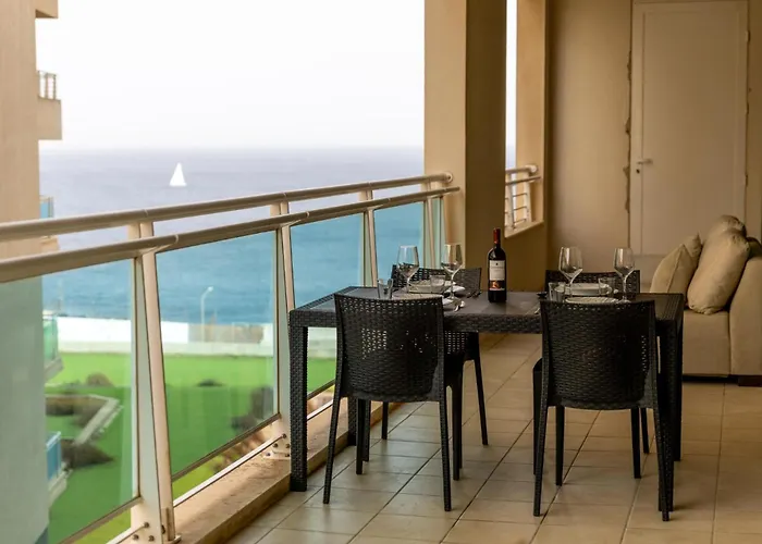 Luxury W/ Side Seaviews And Pool, Location 슬리에마