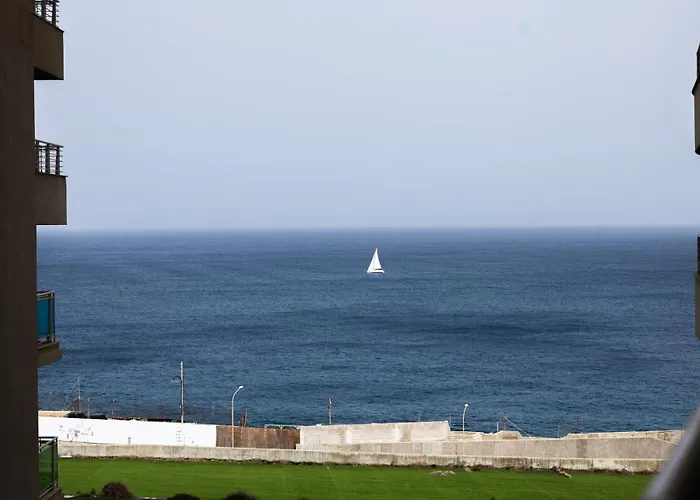 Luxury W/ Side Seaviews And Pool, Location