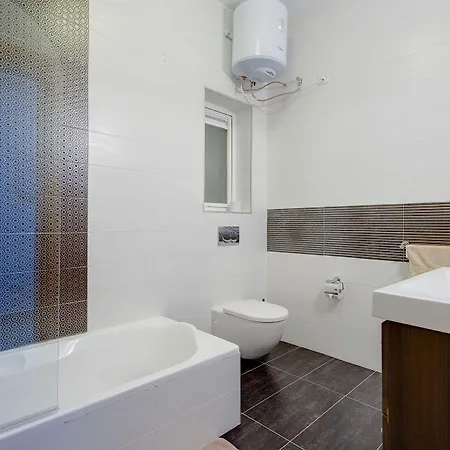 Luxury W/ Side Seaviews And Pool, Location Appartamento Sliema