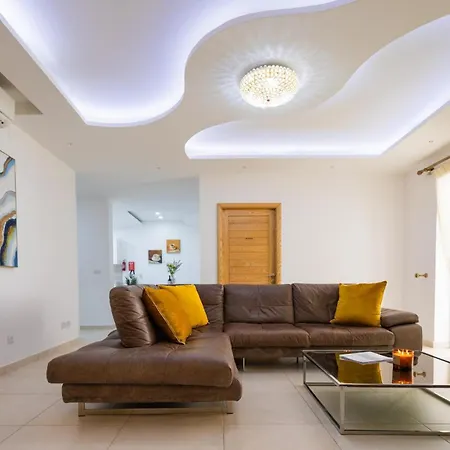 Luxury W/ Side Seaviews And Pool, Location * סליאמה