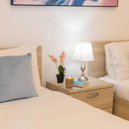 Luxury W/ Side Seaviews And Pool, Location דירה *