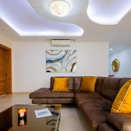 Luxury W/ Side Seaviews And Pool, Location דירה *